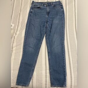 American Eagle Outfitters Women's mom jeans 
Brand new
